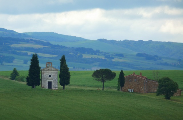 Capella di Vitaleta leží uprostred polí