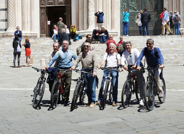 Cyklisti na Piazza del Duomo v Siene