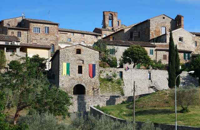 Vlajky kontrd na hradbch stredovekho Lucignana